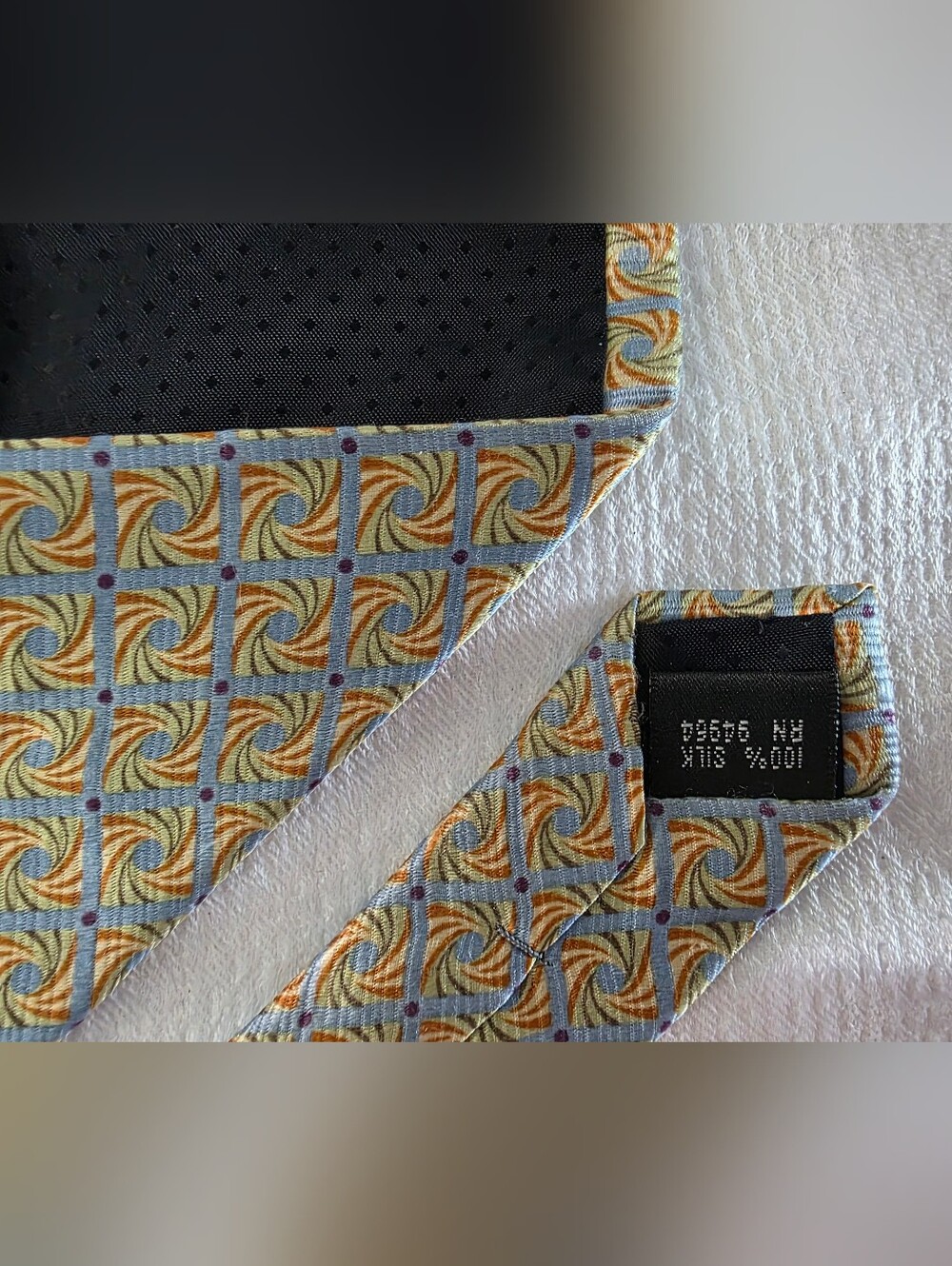 Biella Marco tie features a yellow and blue geometric propeller pattern